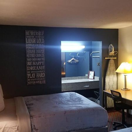 Hotel 2 Queen Beds Hotel Room 128 Booking Стилуотър Екстериор снимка
