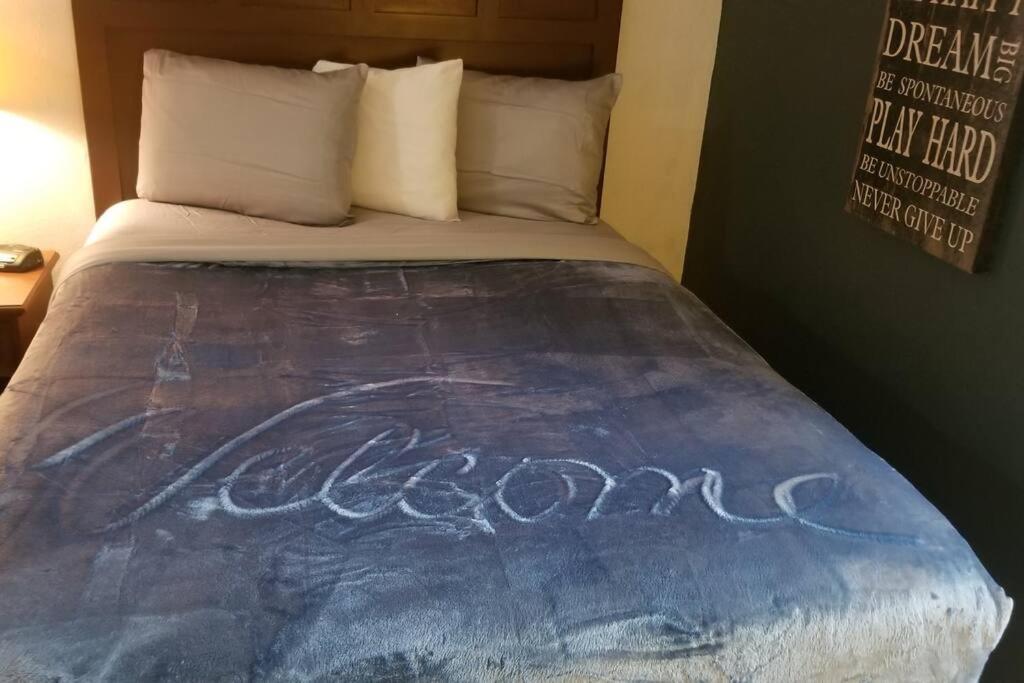 Hotel 2 Queen Beds Hotel Room 128 Booking Стилуотър Екстериор снимка