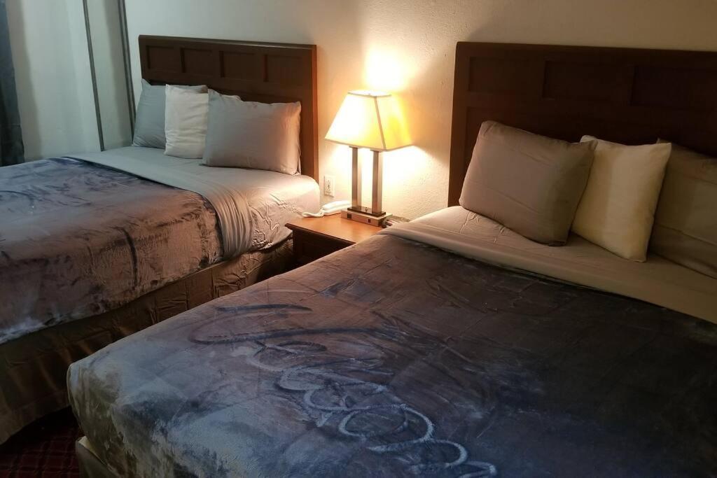 Hotel 2 Queen Beds Hotel Room 128 Booking Стилуотър Екстериор снимка