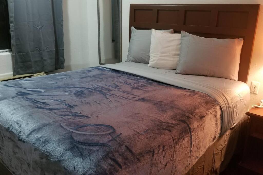 Hotel 2 Queen Beds Hotel Room 128 Booking Стилуотър Екстериор снимка